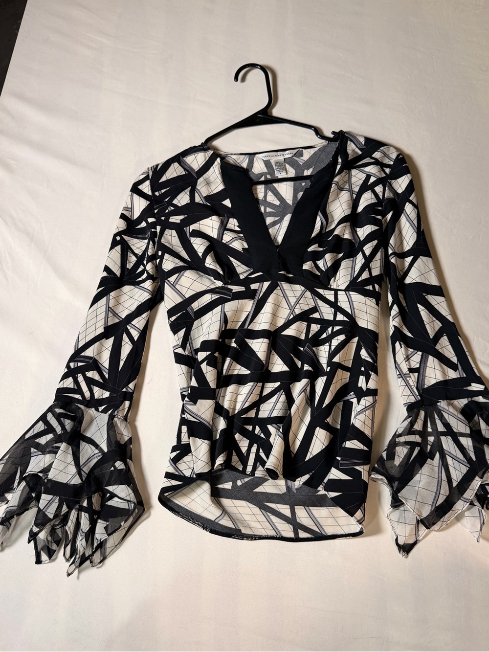 Diane Von Furstenberg Black & White Graphic V-Neck Ruffle Sleeve Blouse